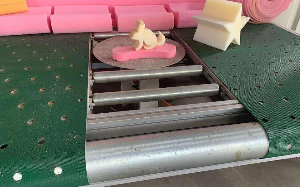 Machine de découpe de mousse CNC, grossiste chinois professionnel pour une découpe de motifs précise et lisse